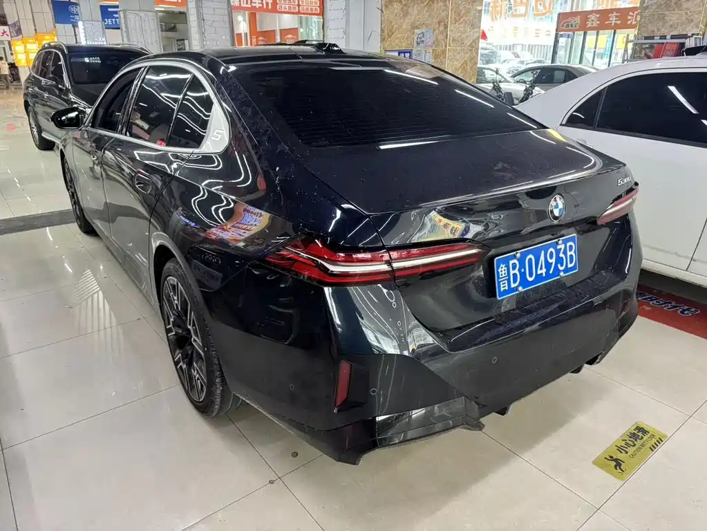 BMW 5 Series — миниатюра 8