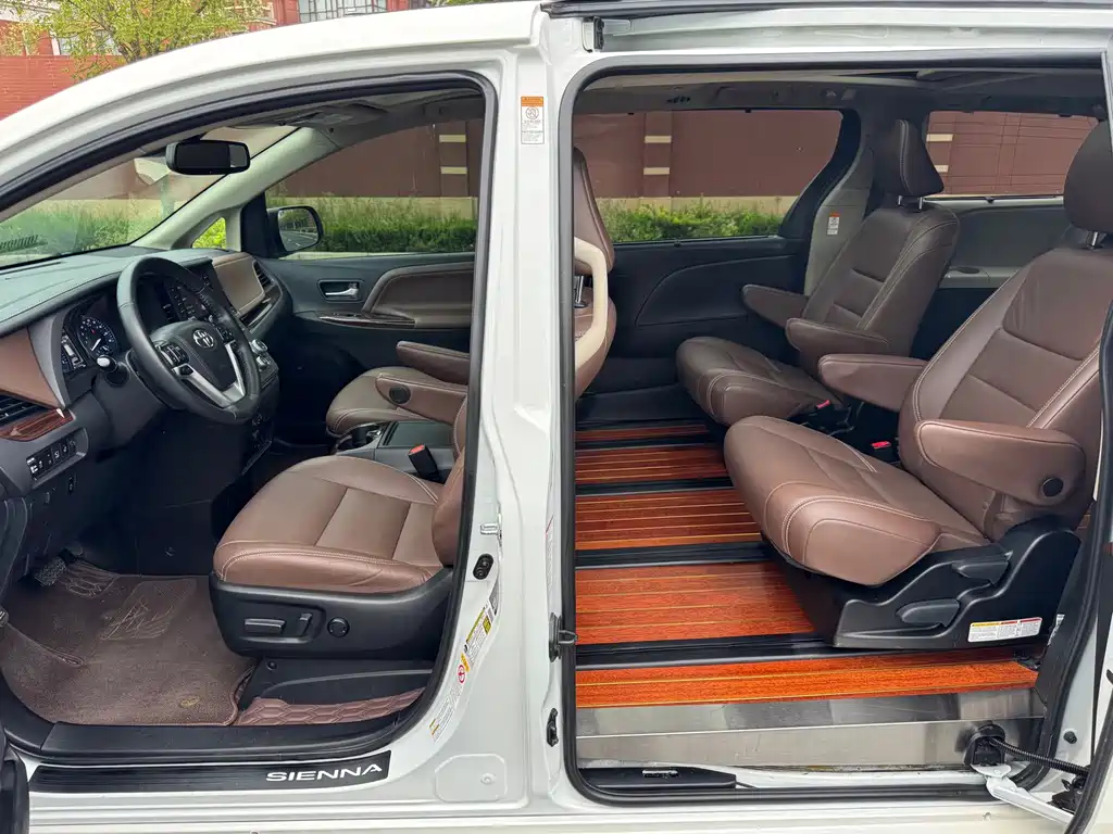 Toyota Sienna — миниатюра 7