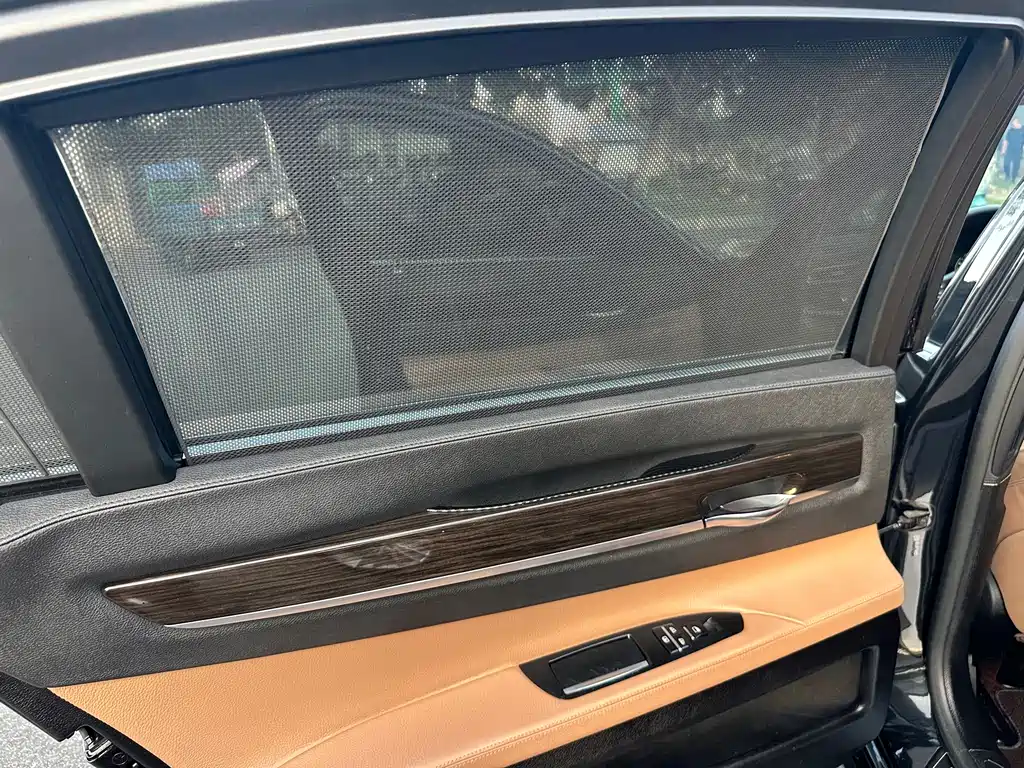 BMW 7 Series — миниатюра 21