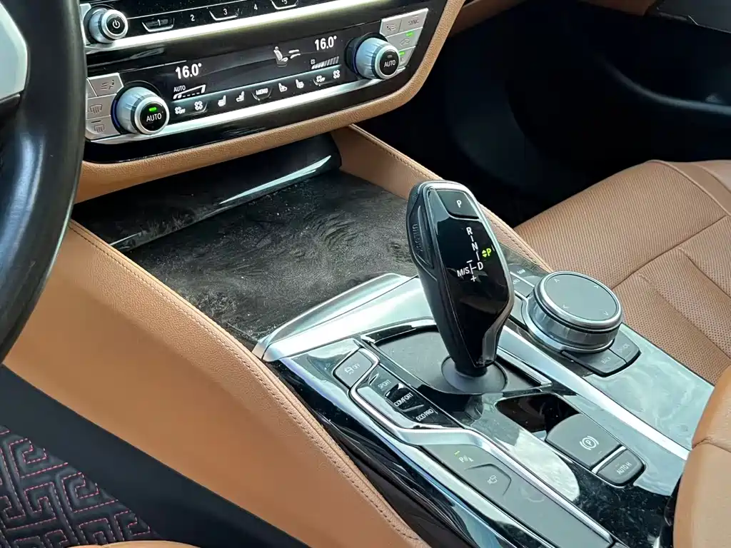 BMW 5 Series — миниатюра 11