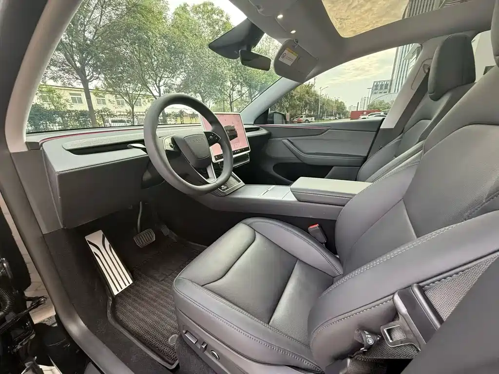 Tesla Model Y — миниатюра 7