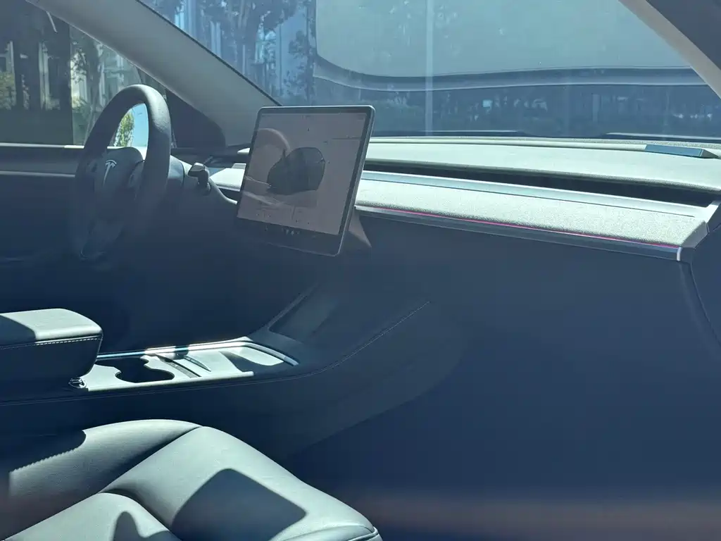 Tesla Model Y — миниатюра 15