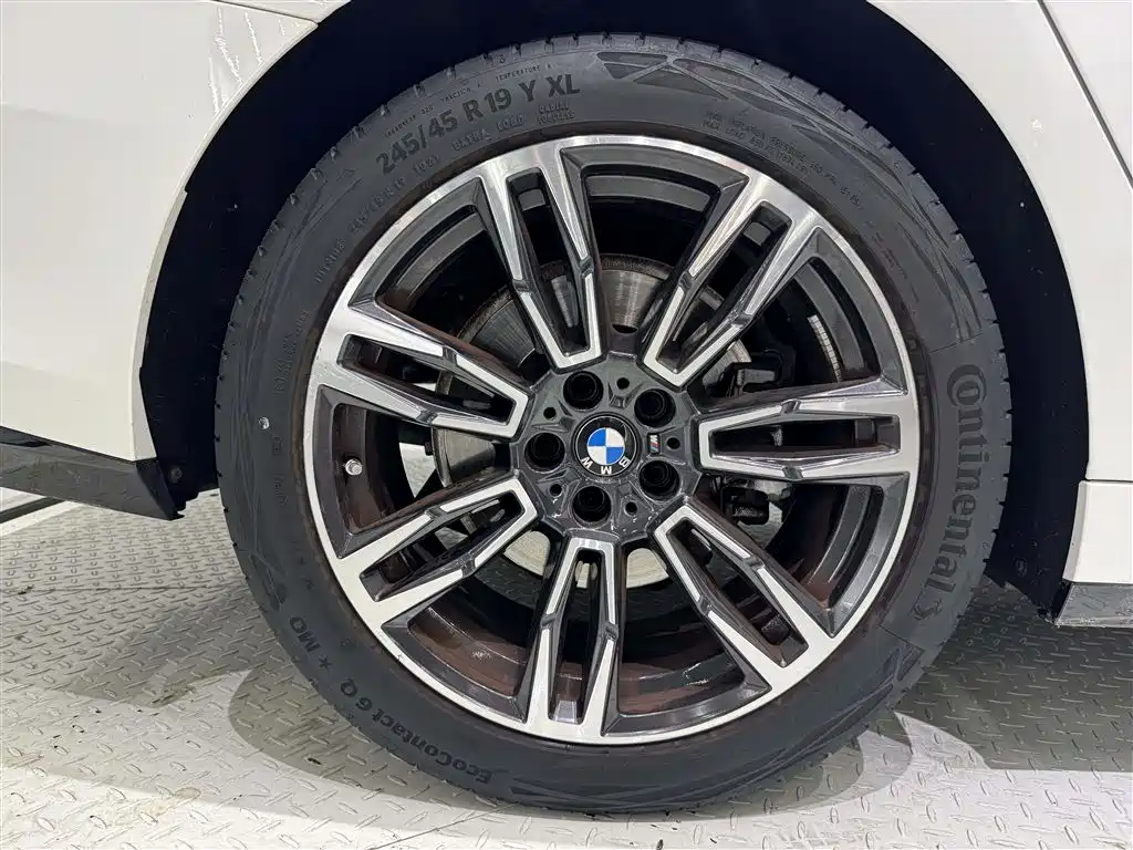 BMW 5 Series — миниатюра 34