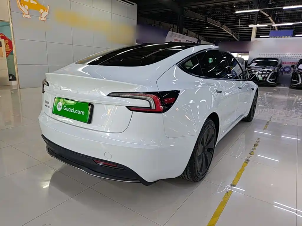 Tesla Model 3 — миниатюра 7