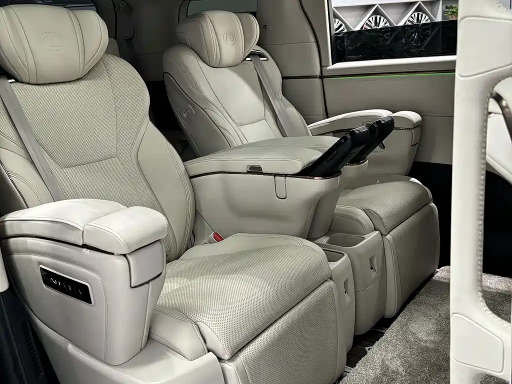 Lexus LM — миниатюра 18