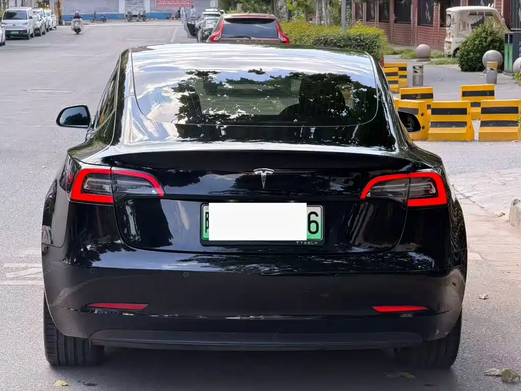 Tesla Model 3 — миниатюра 8
