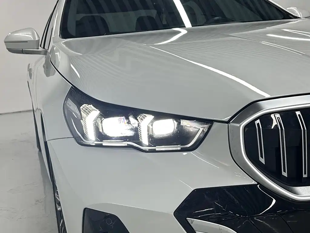 BMW 5 Series — миниатюра 4
