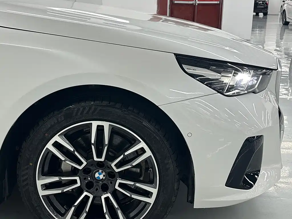 BMW 5 Series — миниатюра 5