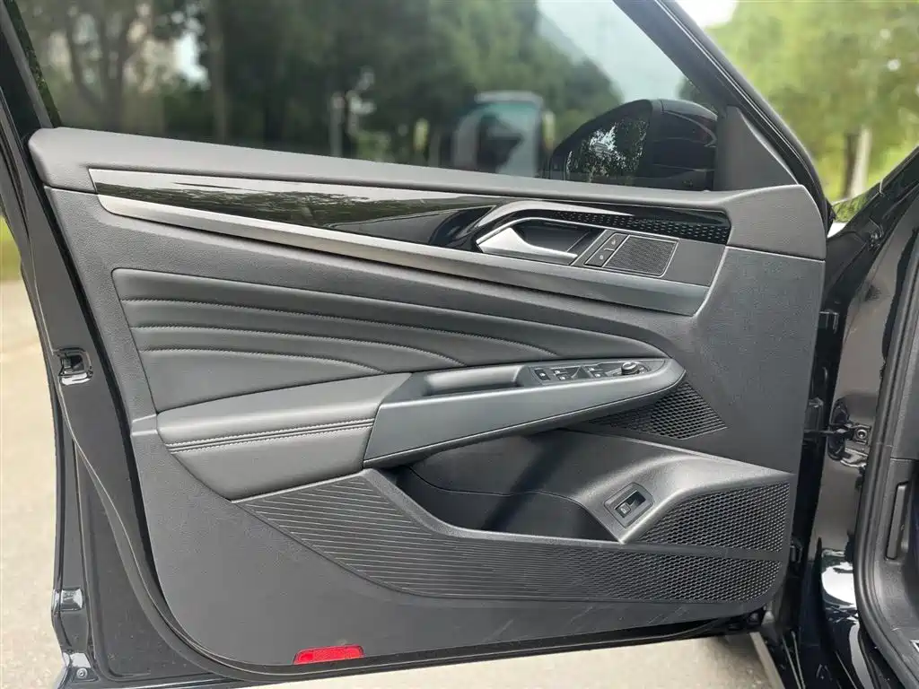 Volkswagen Passat 2023 380TSI Luxury