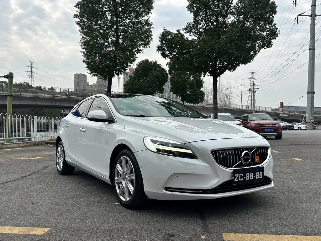 VOLVO V40