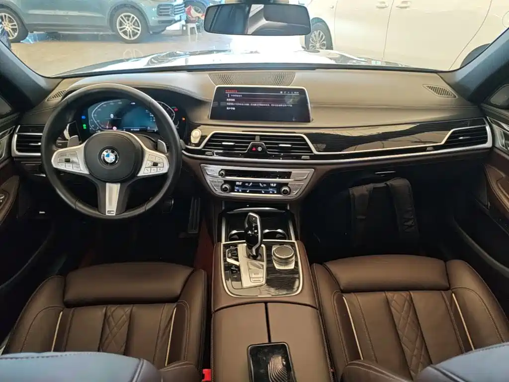 BMW 7 Series — миниатюра 10