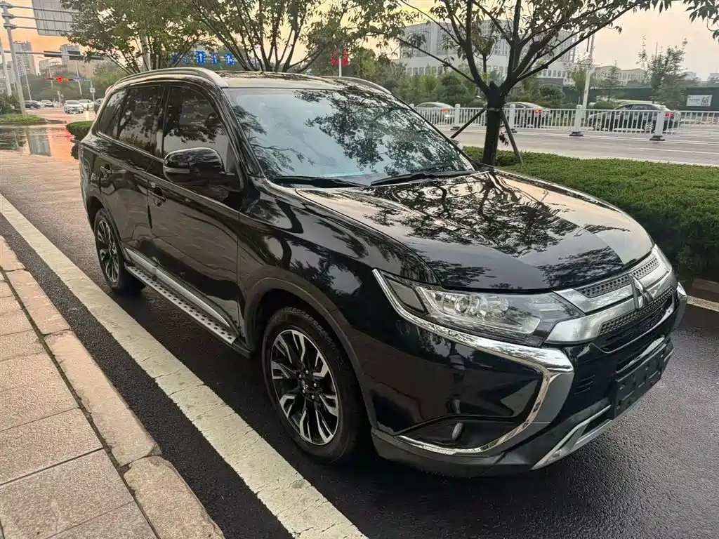 MITSUBISHI OUTLANDER
