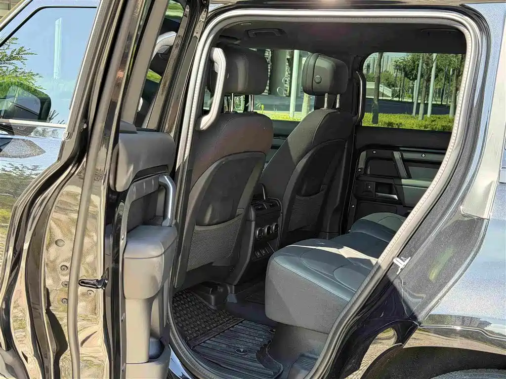Land Rover Defender — миниатюра 8