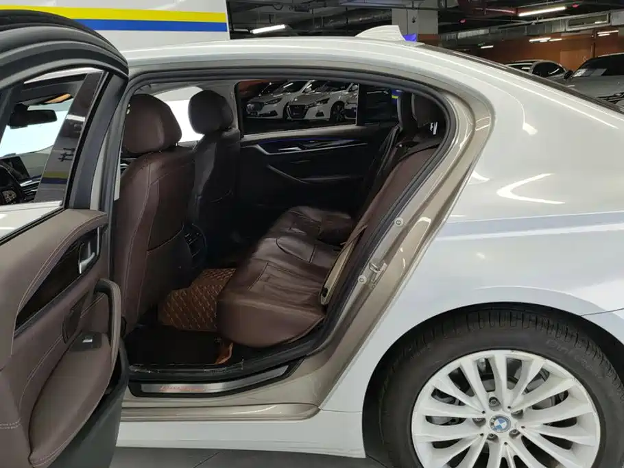 BMW 5 Series — миниатюра 11