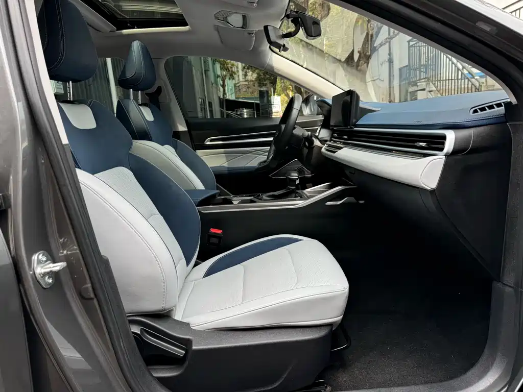 Geely Emgrand 2022 4 1.5L CVT Luxury