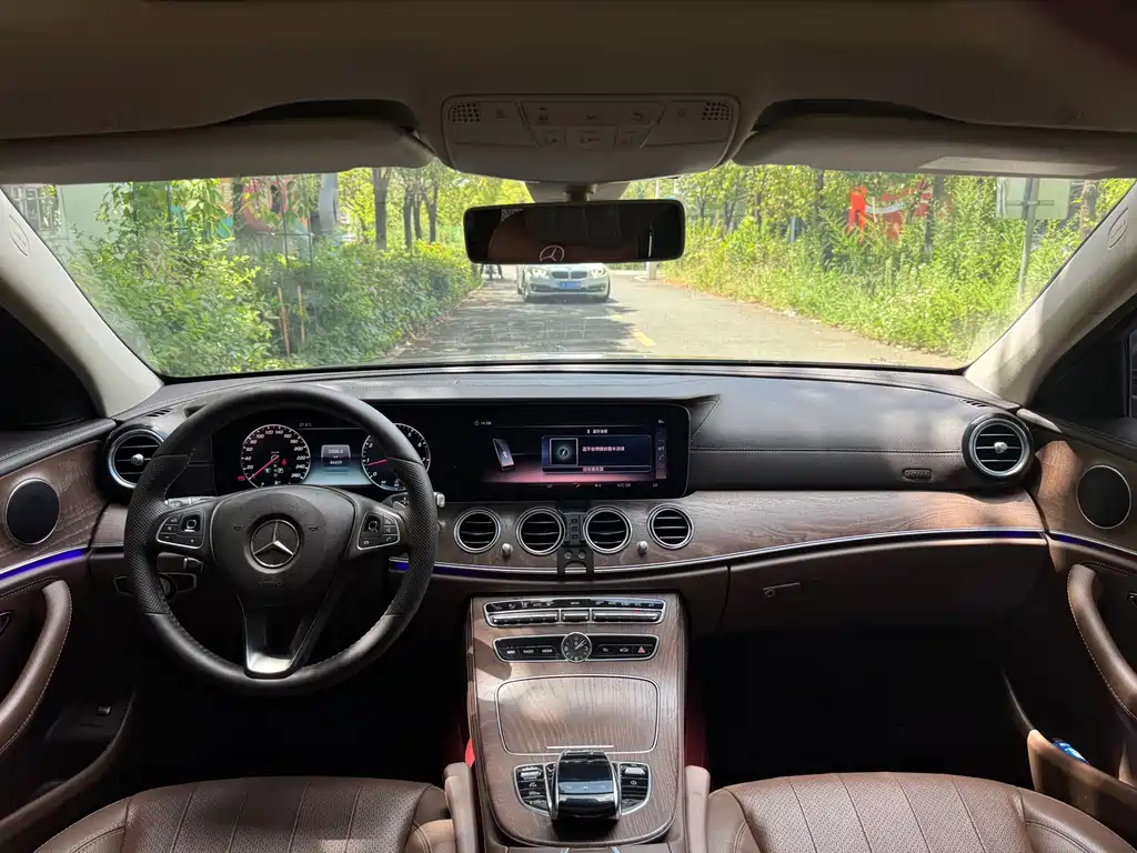 Mercedes-Benz E-Class — миниатюра 8