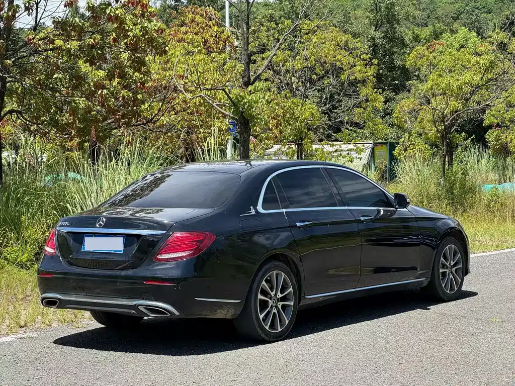 Mercedes-Benz E-Class — миниатюра 5