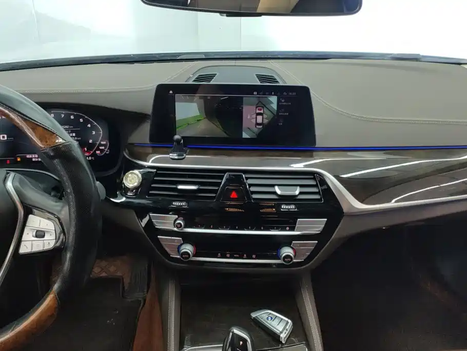 BMW 5 Series — миниатюра 13