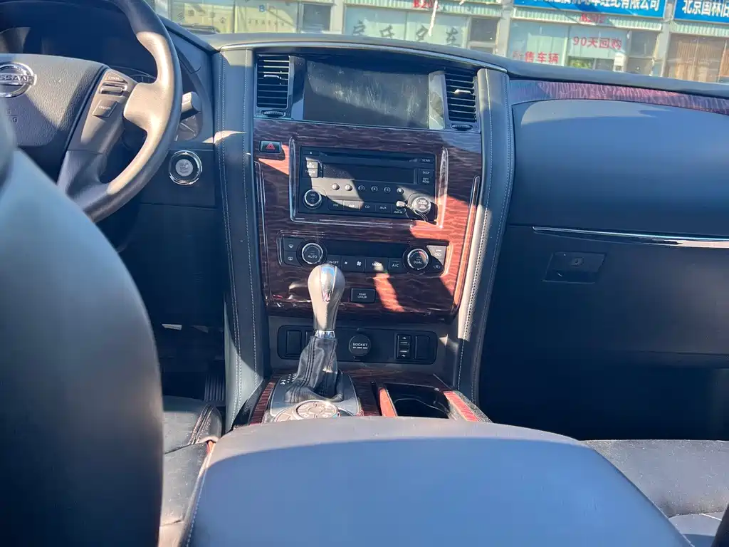 Nissan Patrol — миниатюра 10