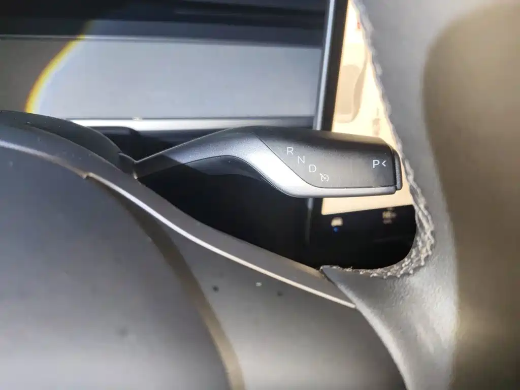 Tesla Model Y — миниатюра 15