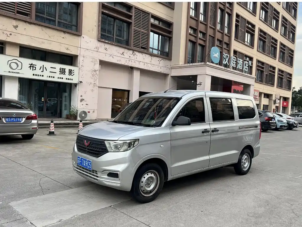 Wuling Hongguang V