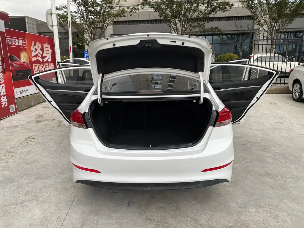 Hyundai Elantra — миниатюра 8