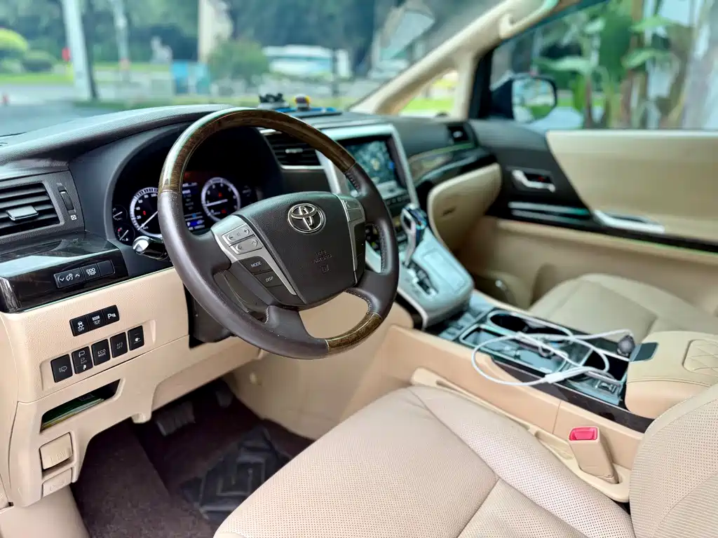 Toyota Alphard — миниатюра 4