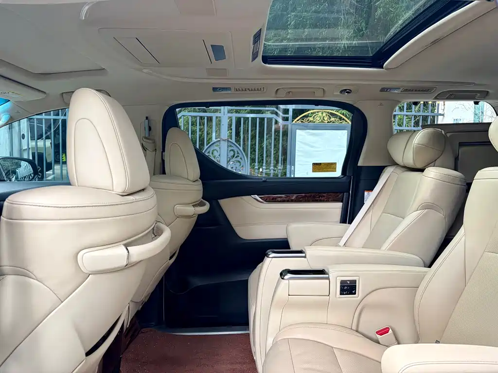 Toyota Alphard — миниатюра 8