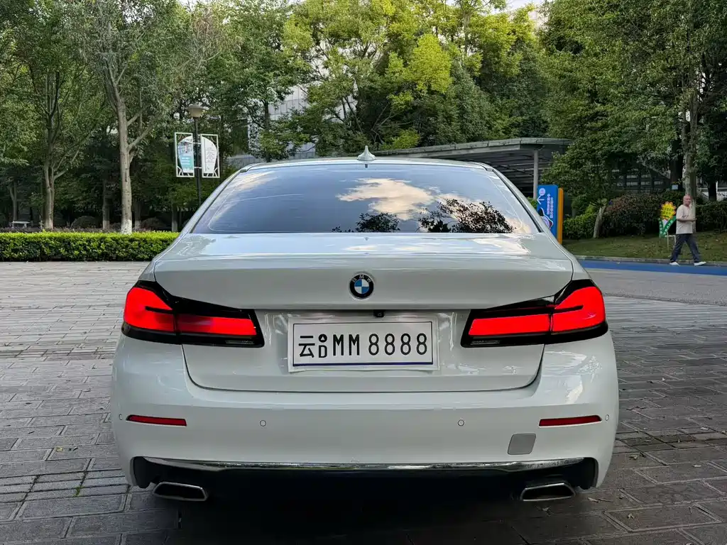BMW 5 Series — миниатюра 4