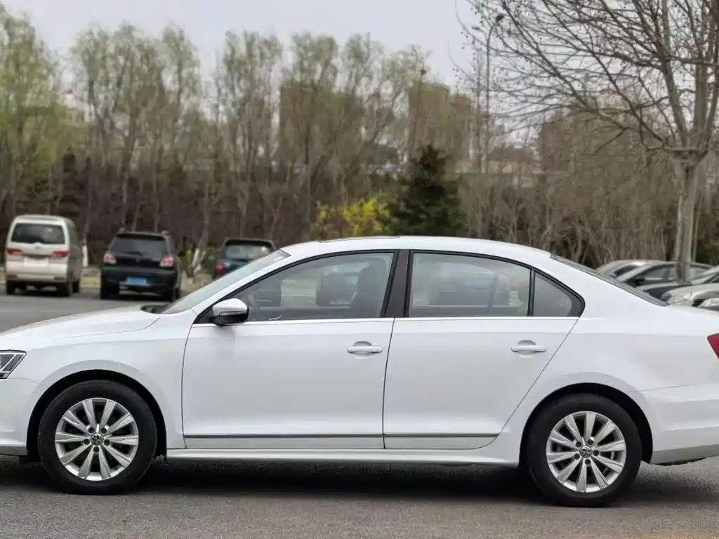 Volkswagen Sagitar 2015 1.6L AT Comfort