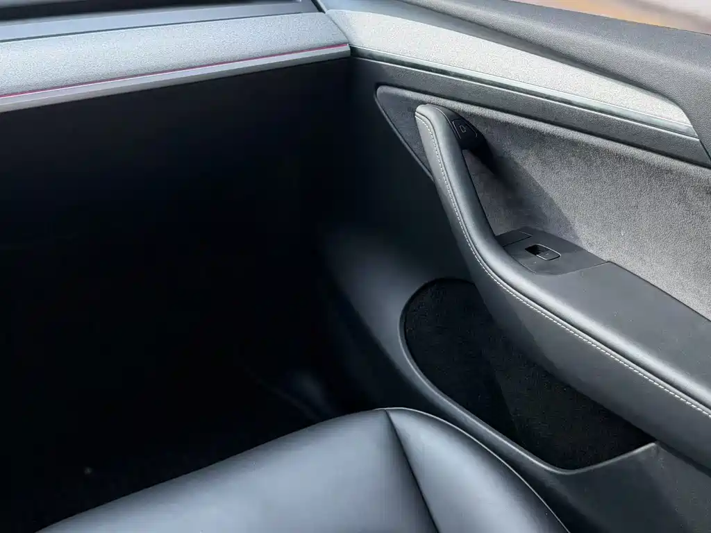 Tesla Model Y — миниатюра 9
