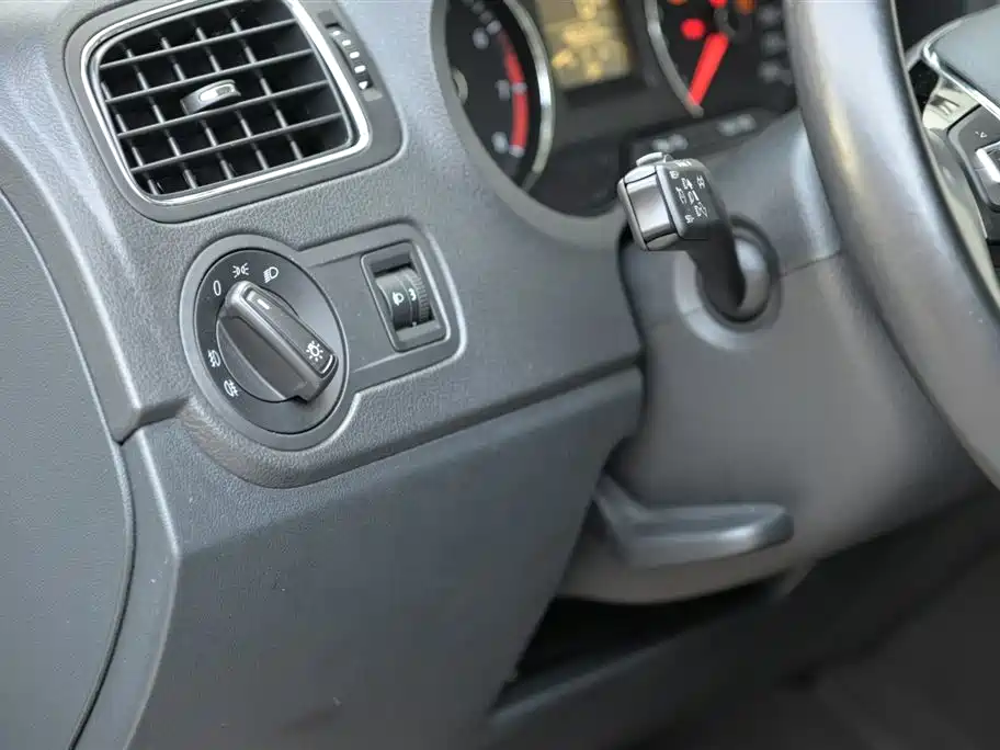 Volkswagen Polo 2018 1.5L AT