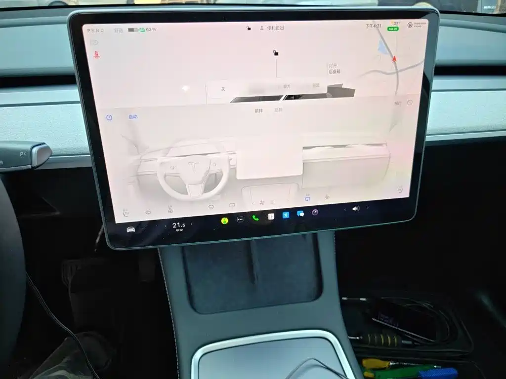 Tesla Model Y — миниатюра 6
