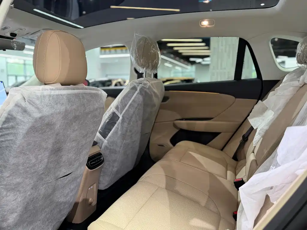 Hongqi 06 2025 700