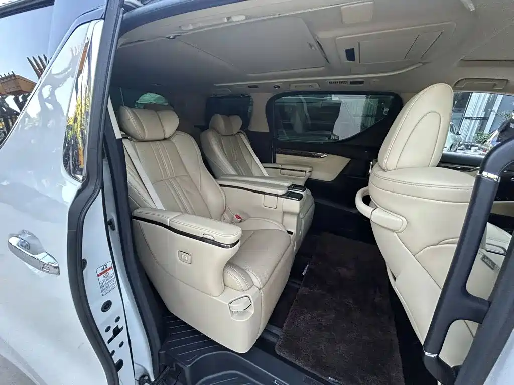 Toyota Alphard — миниатюра 8