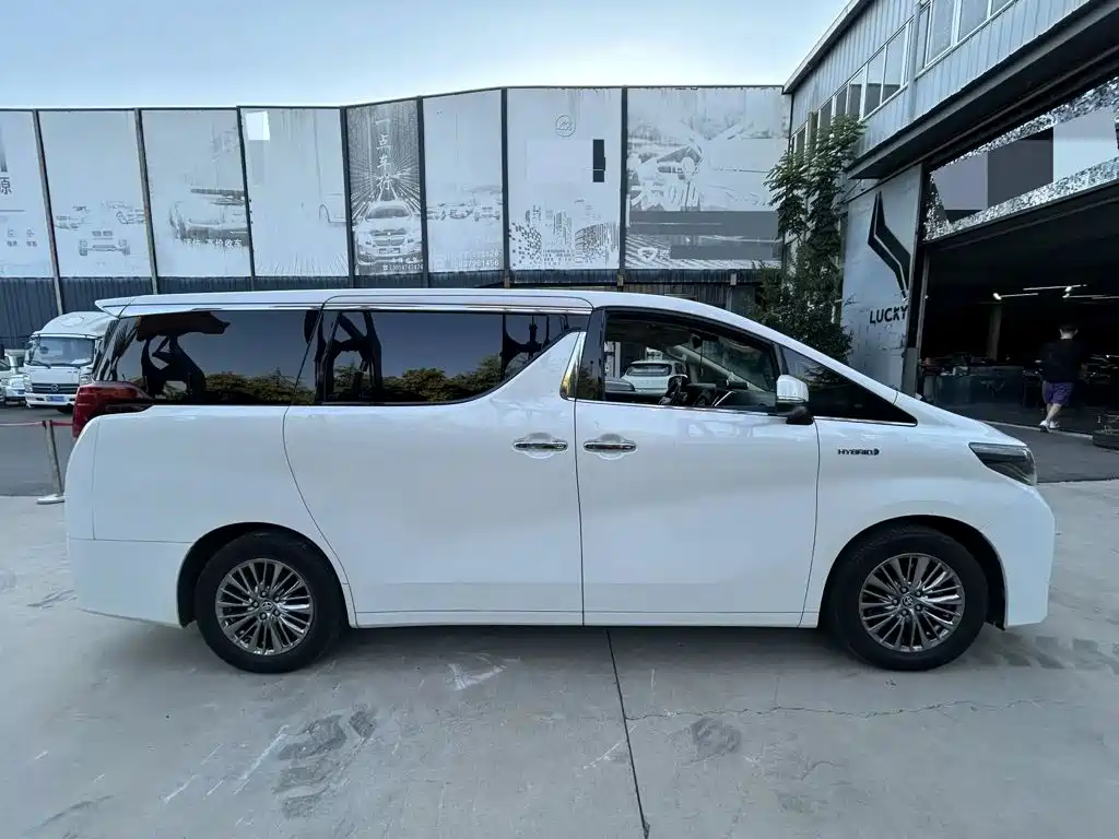 Toyota Alphard — миниатюра 4