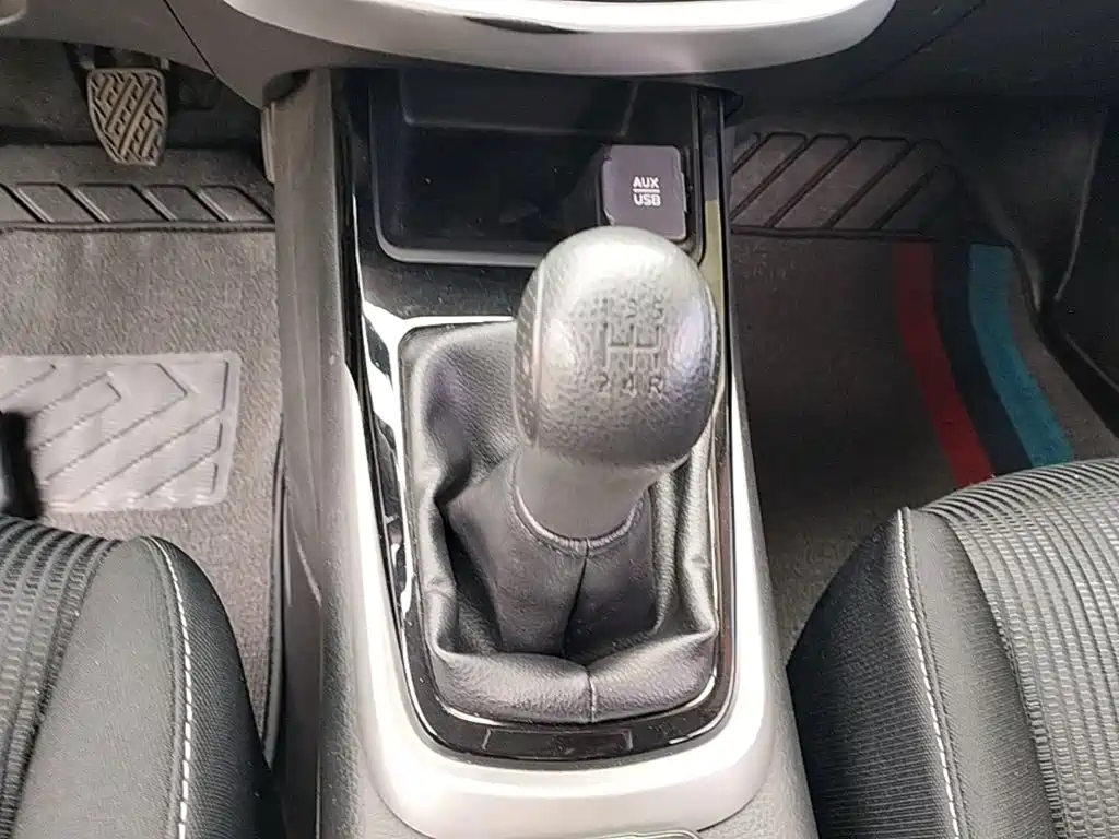 Nissan Tiida — миниатюра 14