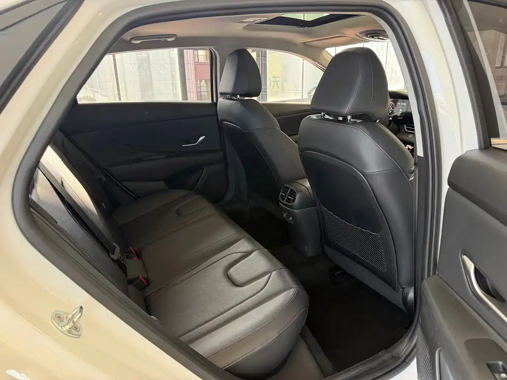 Hyundai Elantra — миниатюра 10