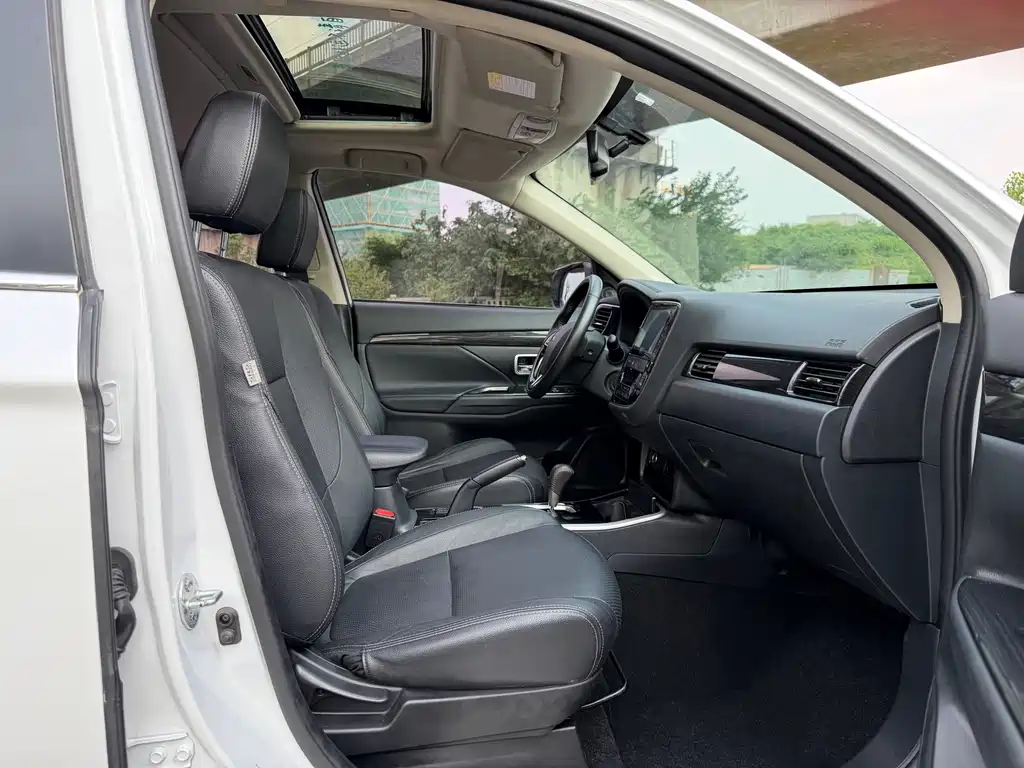 Mitsubishi Outlander 2.0L 2WD Premium Joy Edition 7 seats, фото 12