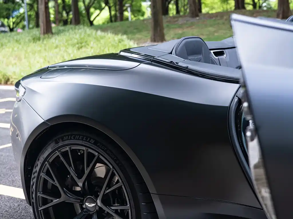 Aston Martin DB12 — миниатюра 15
