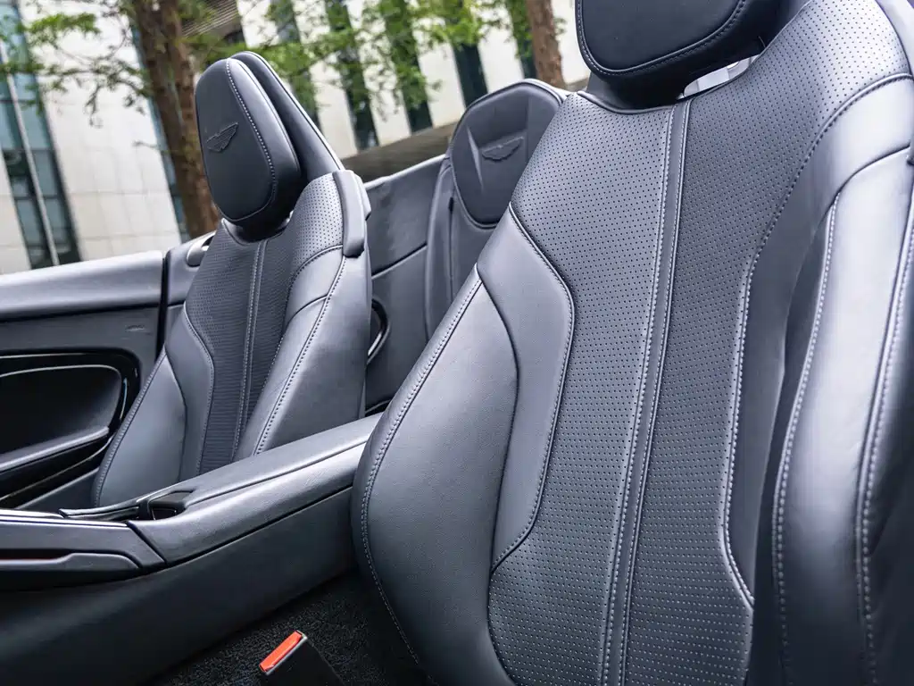 Aston Martin DB12 — миниатюра 26