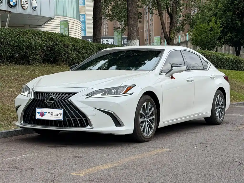 Lexus ES 2022
