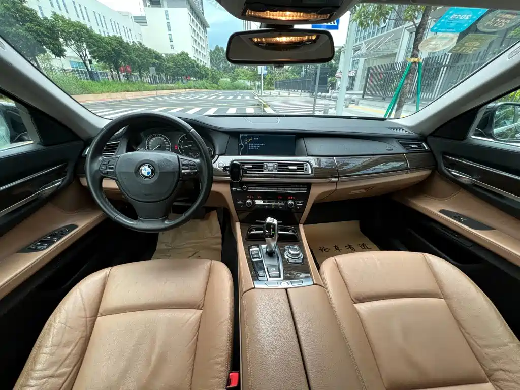 BMW 7 Series — миниатюра 5