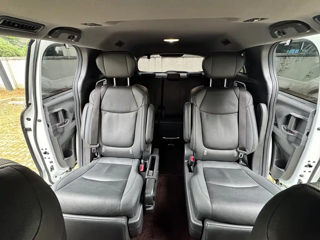 Toyota Sienna — миниатюра 9