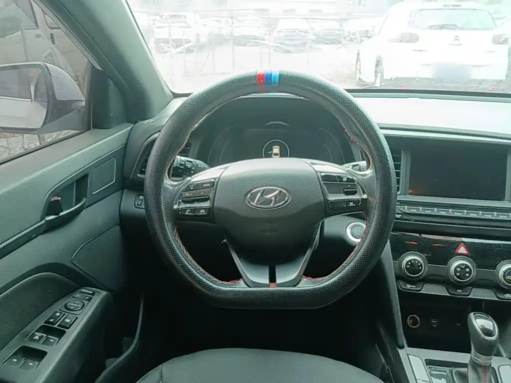 Hyundai Elantra — миниатюра 11