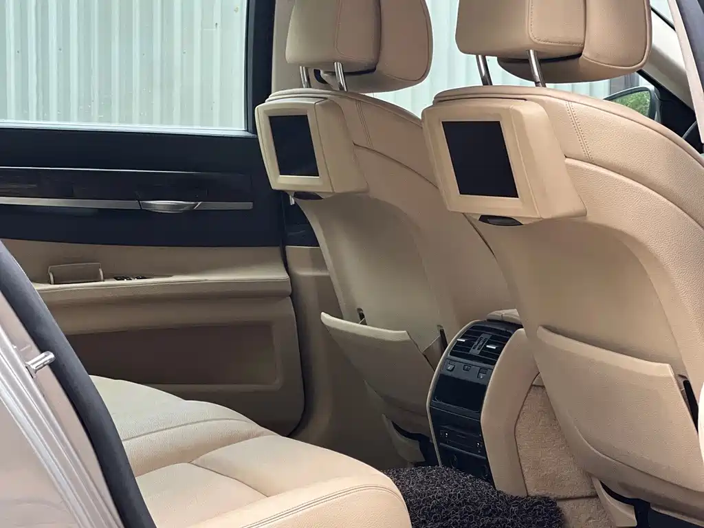 BMW 7 Series — миниатюра 4