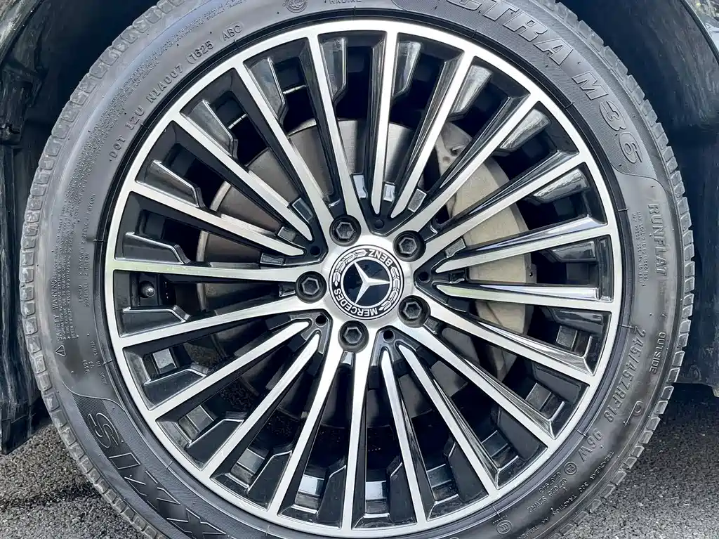 Mercedes-Benz E-Class — миниатюра 11