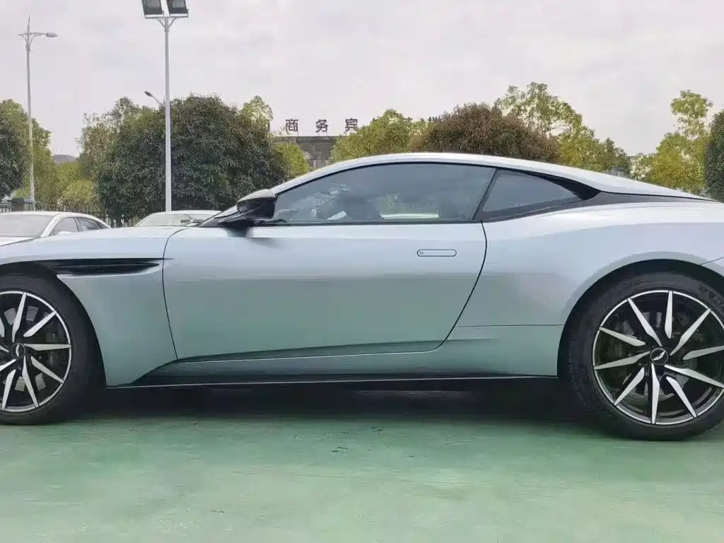 Aston Martin DB11 4.0T V8 Coupe, фото 5