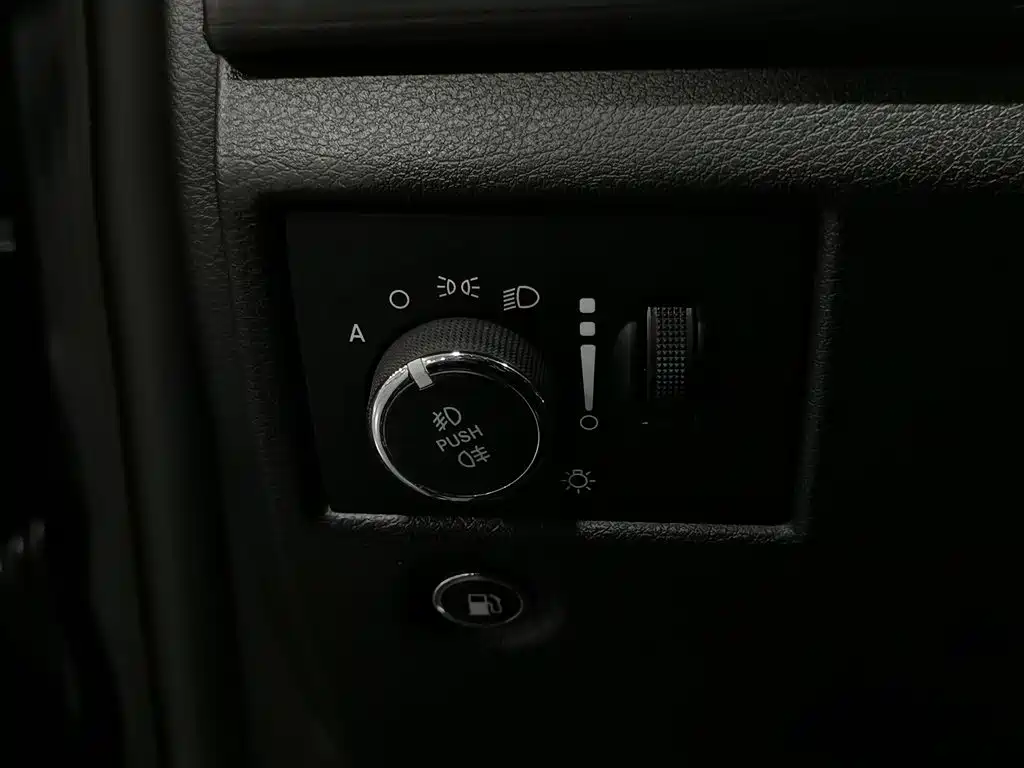 Jeep Grand Cherokee (Import) — миниатюра 21
