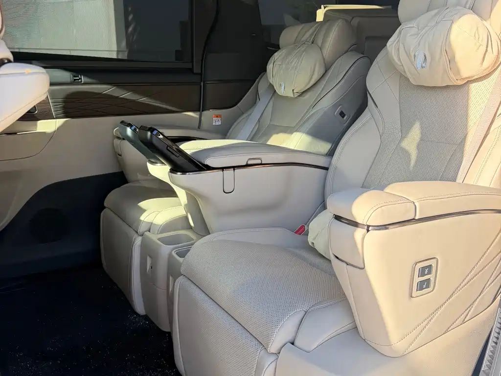 Toyota Alphard — миниатюра 11